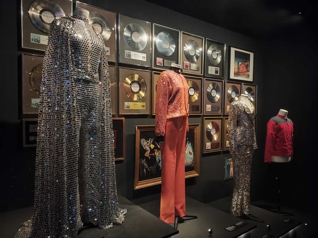Expo Disco - les costumes de scène de Juliette Armanet, Cerrone, Patrick Juvet à la Philharmonie