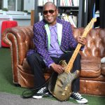 Amadou Bagayoko et sa guitare dorée James Trussart