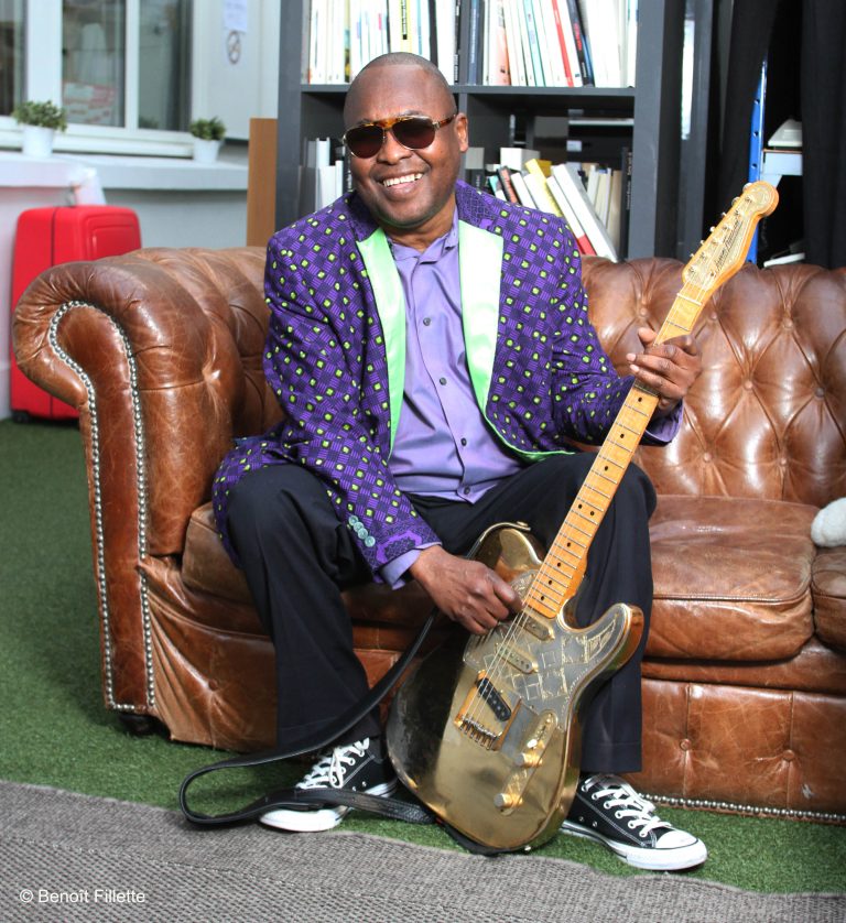 Amadou Bagayoko et sa guitare dorée James Trussart