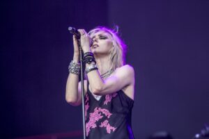 Taylor Momsen de The Pretty Reckless en première partie d'AC/DC, Paris Longchamp août 2024. crédit Benef